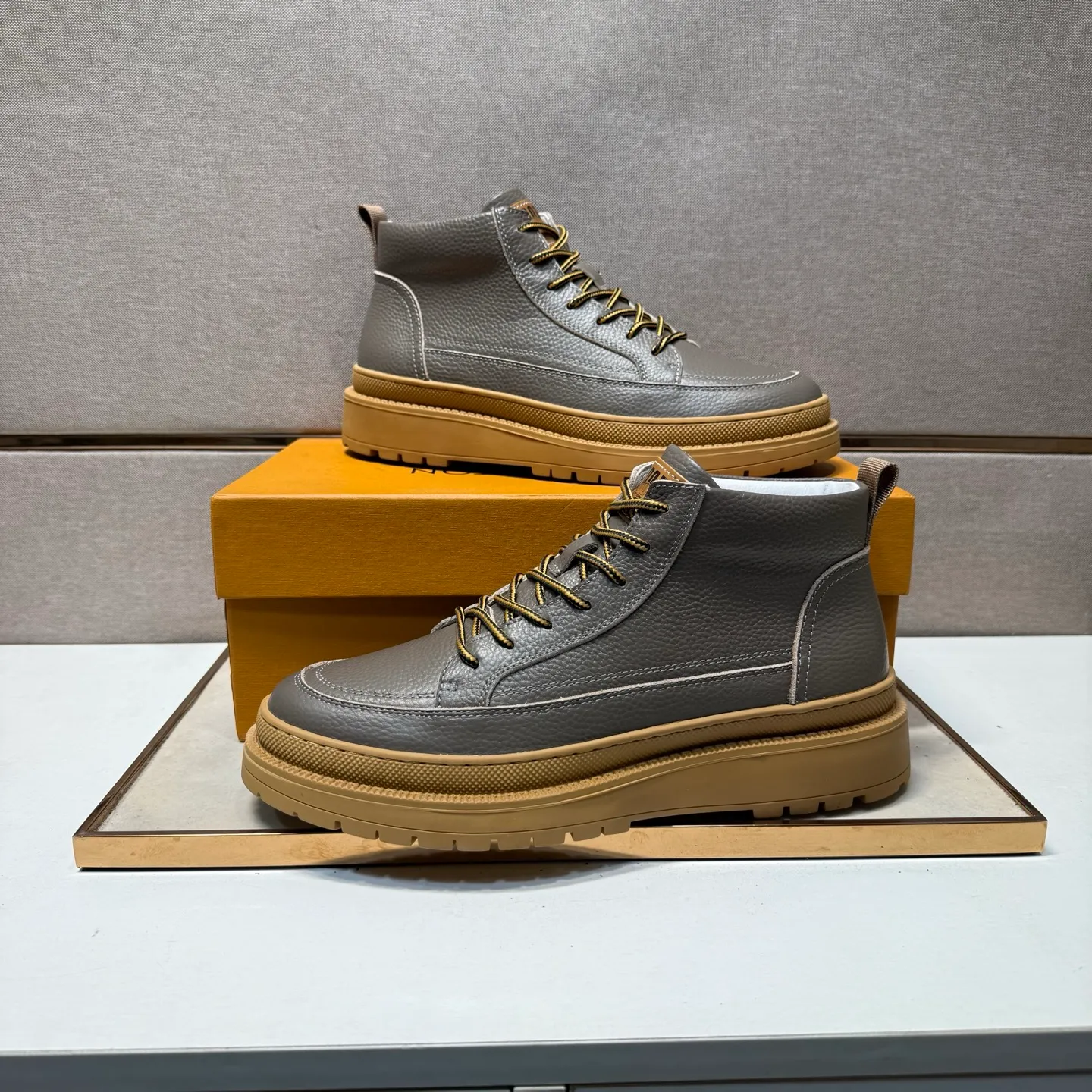 Men's men's shoes 💰pp460 [LV～] Men's casual high-top shoes 2025z cabinet sales simultaneously 🔶Size: 38-44#️⃣ 🔷3 colors🔜The upper is made of multi-material splicing ➕Genuine leather lining, comfortable and breathable, sole: original comfortable and wear-resistant outsole, ⚠️real thing📱photographed🎬real thing is better📢📢📢